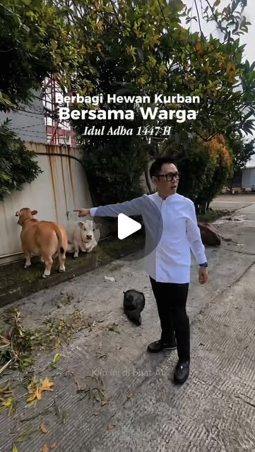 Eko Patrio berada di dekat hewan kurban yang akan dibagikan kepada warga