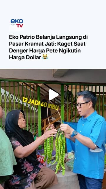 Eko Patrio berbicara dengan pedagang pete di Pasar Kramat Jati