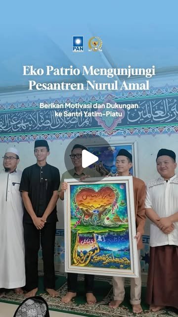 Eko Patrio bersama pengasuh dan santri Pesantren Nurul Amal