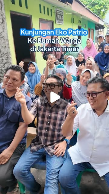 Eko Patrio duduk bersama warga saat berkunjung ke sebuah warung di Jakarta Timur